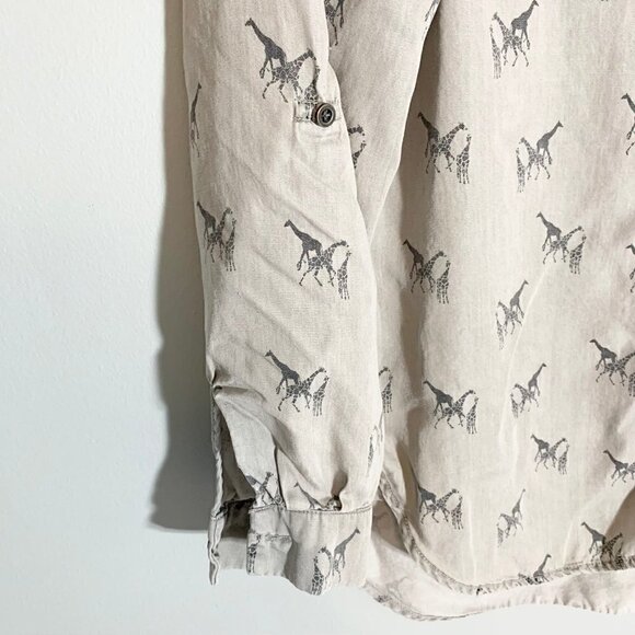 Jane and Delancey giraffe print long sleeve collared button down shirt top - Picture 2 of 9